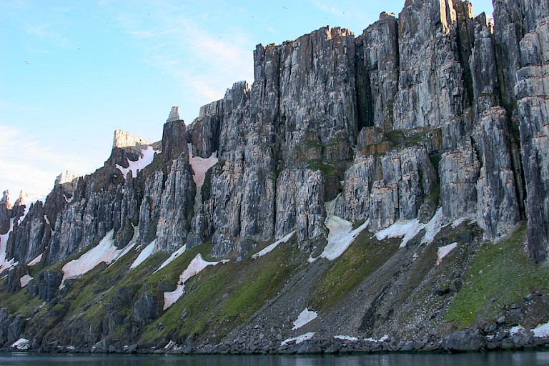 Alkefjellet, met een grote kolonie zeevogels zoals Zwarte zeekoeten.