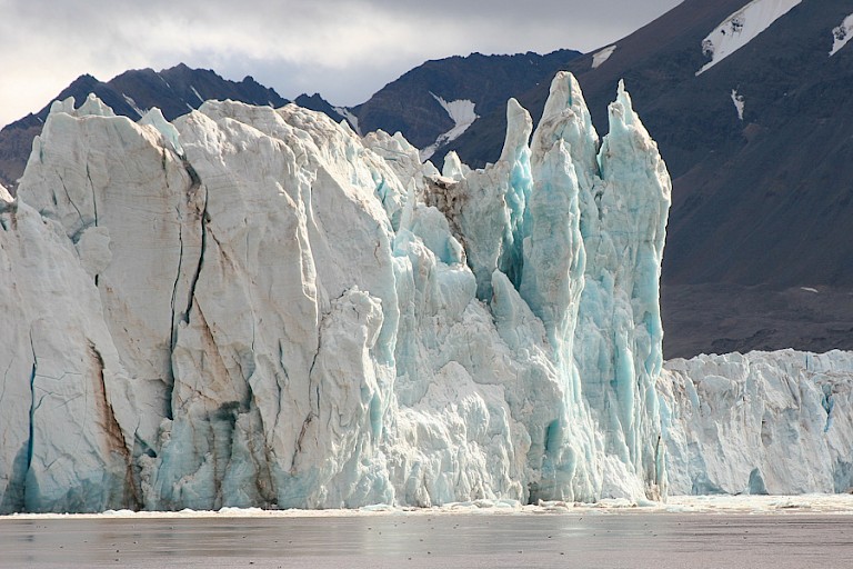 Torenhoge gletsjerfront van de 14e Juligletsjer.