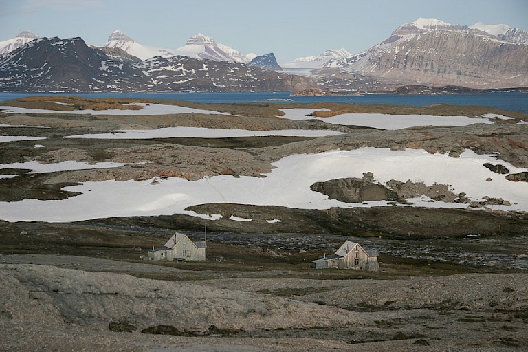 Kongsfjord gezien vanaf Blomstrandhalvøya. Op de achtergrond de Tre Kroner.