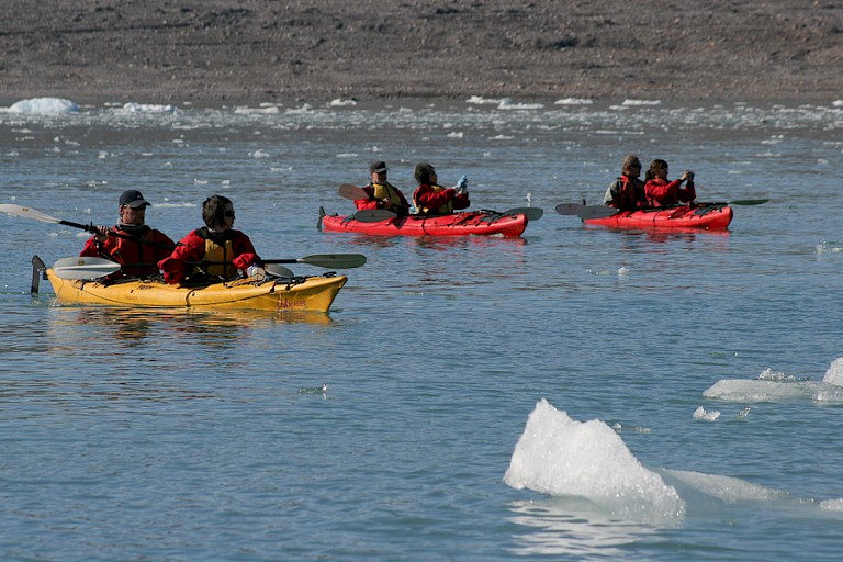 Kajakken in de fjorden van Spitsbergen.