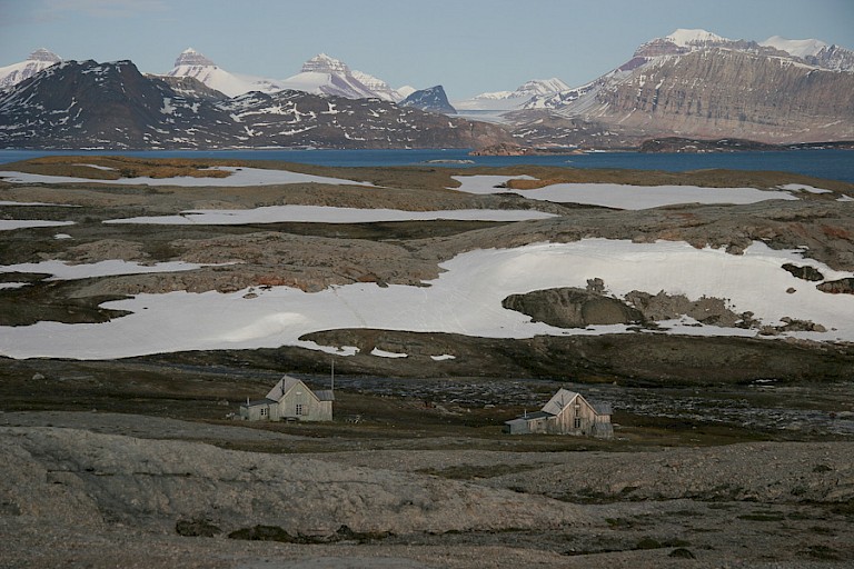 Blomstrandschiereiland met op de achtergrond de Kongsfjord en Tre Kroner, Spitsbergen.