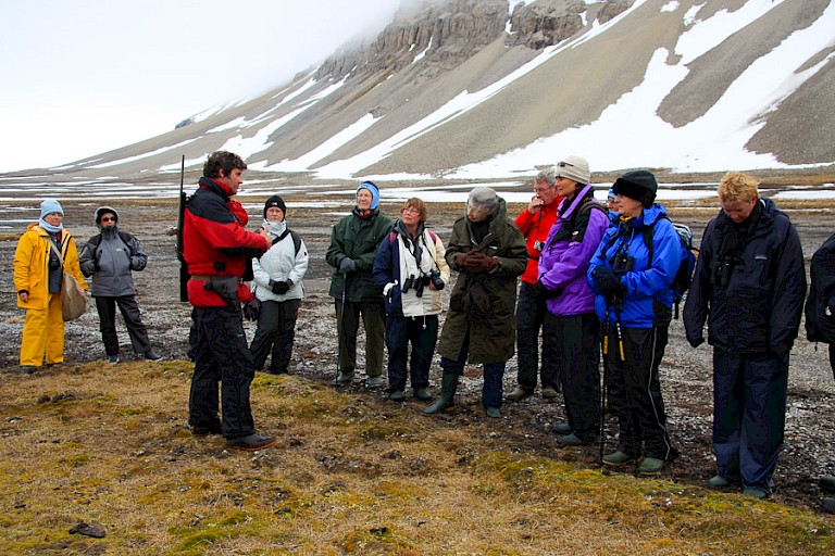Uitleg aan land door een van de gidsen tijdens een wandeling. Sarstangen, Spitsbergen