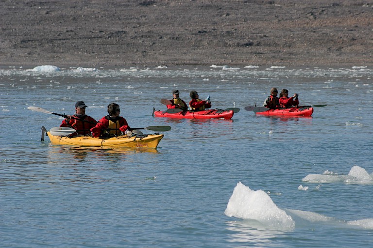 Kajakken is een van de activiteiten die aangeboden worden tijdens de scheepsreizen.