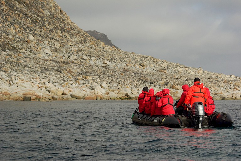 Van het schip met de zodiac naar land.