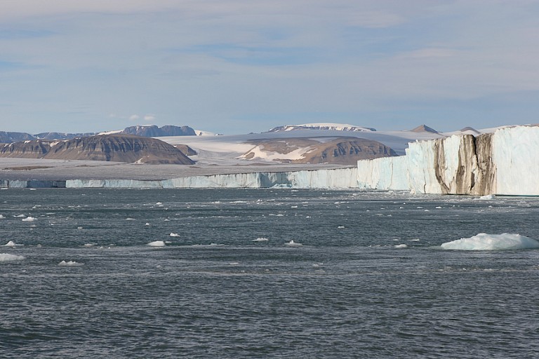De immense ijskap Austfonna eindigt in zee met een enorm gletsjerfront van o.a. Bråsvellbreen.