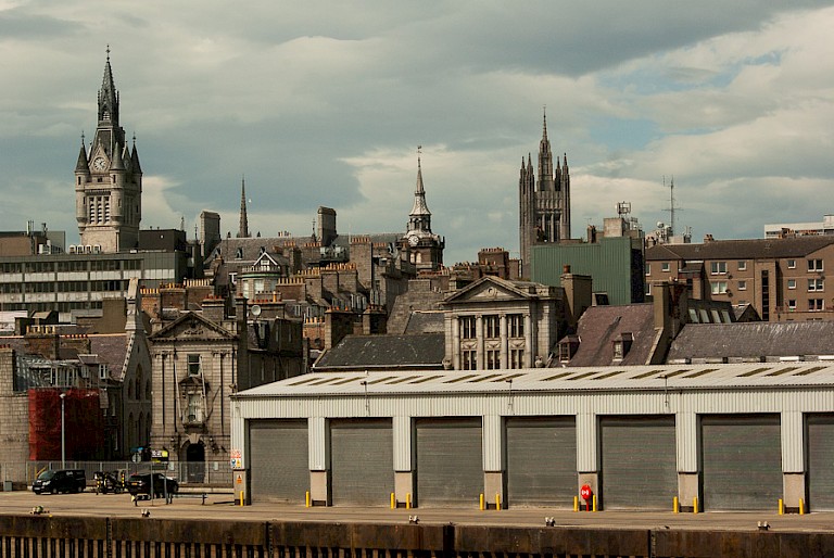 Gezicht op de stad vanuit de haven van Aberdeen.