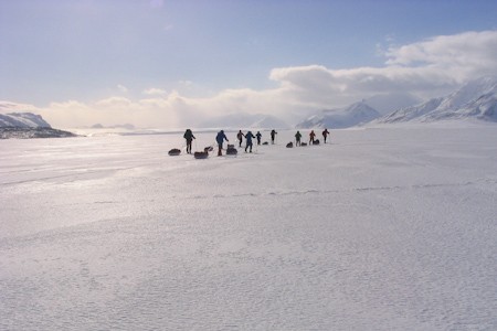 Skiën over de soms oneindig lijkende gletsjers. Korte skitrekking naar de oostkust van Spitsbergen.