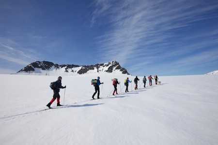 Trekking over de bergrug richting St. Jonsfjord. Skitrekking Trollheimen, Spitsbergen.