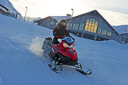 Van Longyearbyen naar Bünsowland per sneeuwscooter. Skitrekking Newtontoppen, Spitsbergen.