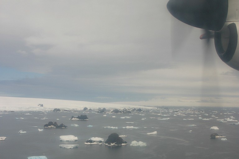 Afscheid van Antarctica, nog een laatste blik vanuit het vliegtuig.