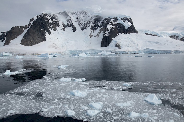 Varen door het indrukwekkende landschap van Antarctica.