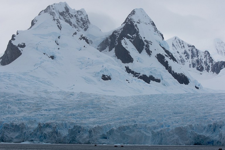 Gletsjer en bergrug in Cierva Cove.