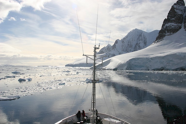 Perfecte spiegeling bij de toegang tot het Lemairekanaal.