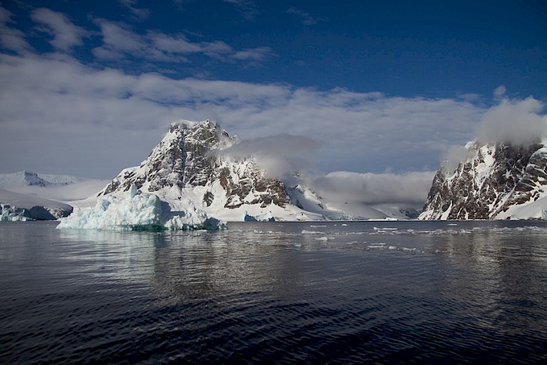 Ruig berglandschap langs Straat Gerlache.