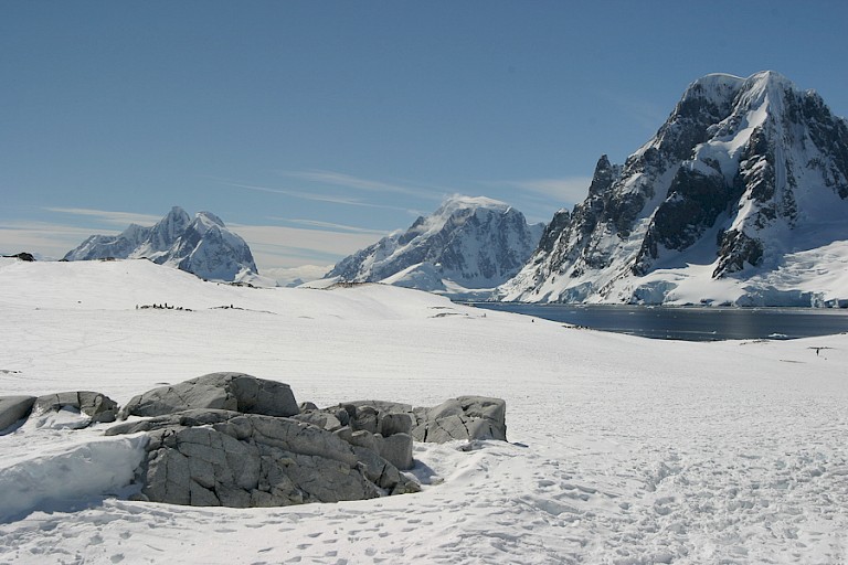 Een zeer zonnige dag in het voorjaar op Petermann,