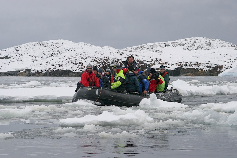 Met de zodiac tussen het ijs.