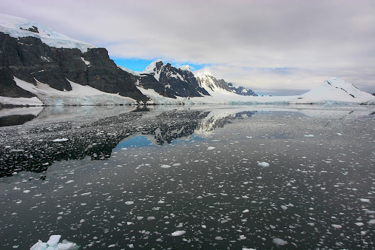 Een mooie weerspiegeling in Straat Gerlache.