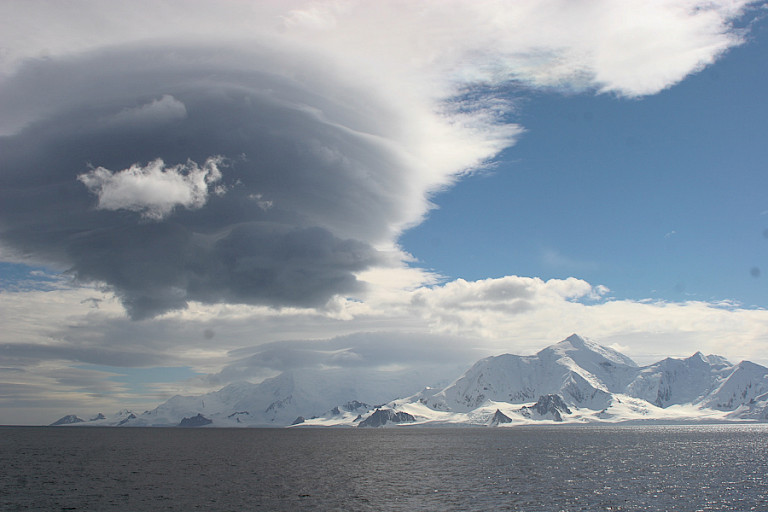 Indrukwekkende Lenticularis wolk bij Livinston (South Shetlandeilanden)