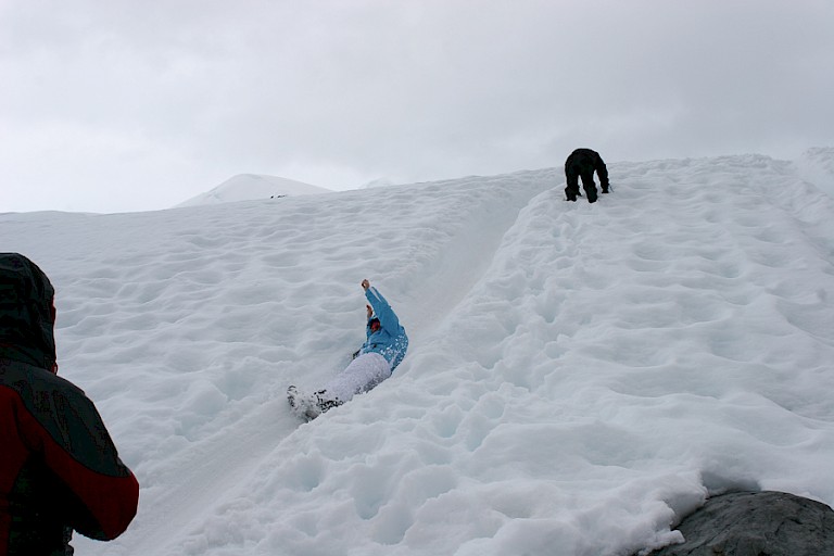 Glijbaan vanaf de rots achter het Argentijnse station Almirante Brown in Paradise Bay.
