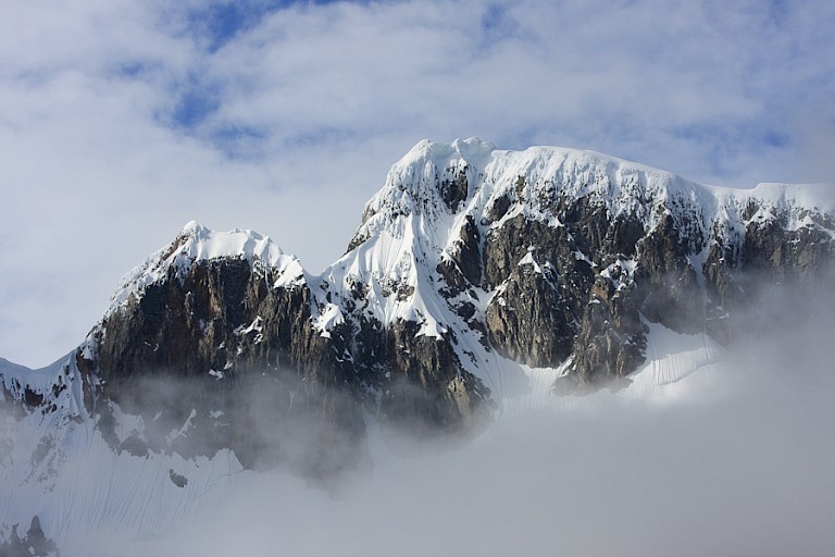 Soms zie je alleen de bergtoppen boven de mist bank uitkomen.
