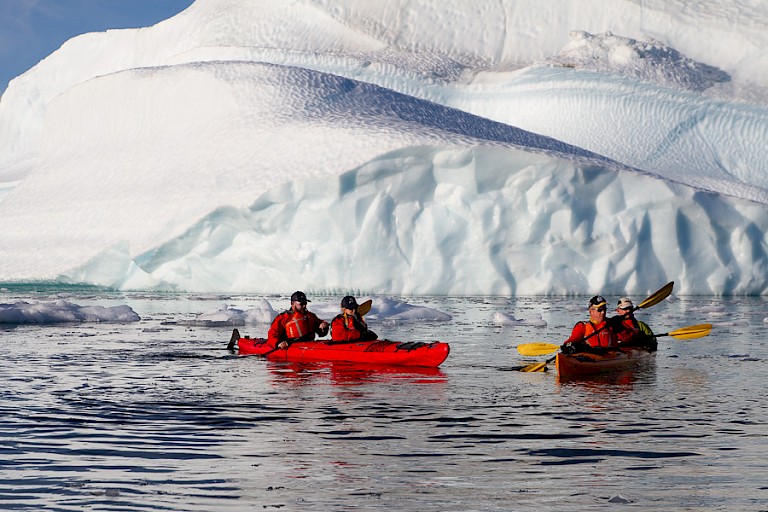 Kajakken langs de ijsbergen.