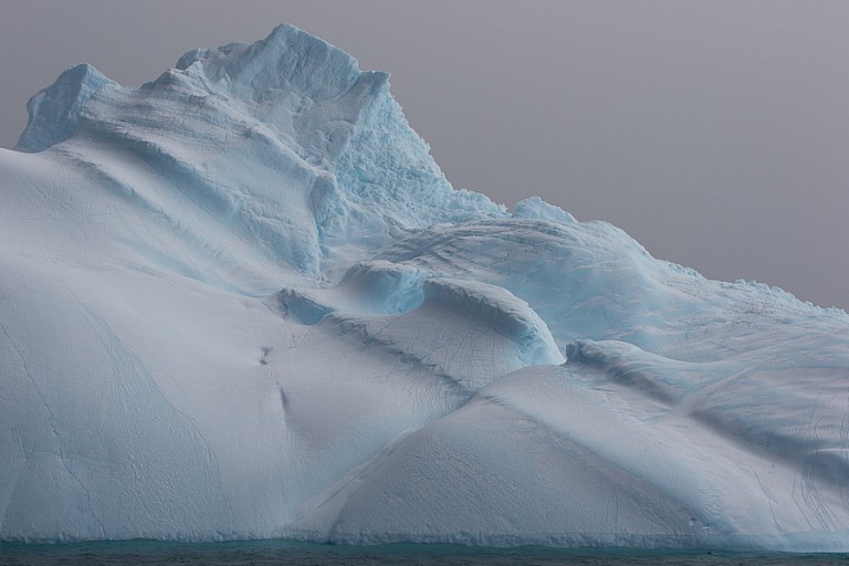 Er drijven enorme ijsbergen rond.