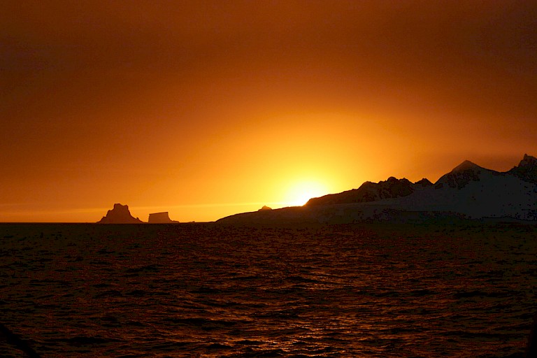 Opkomende zon bij Antarctica.