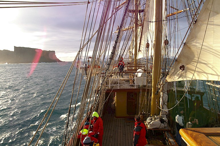 Zeilen naar het volgende eiland.