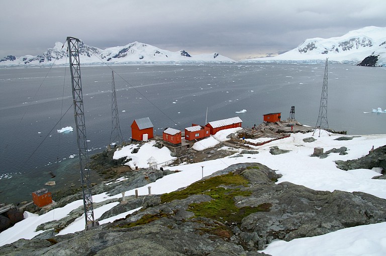 De verlaten Argentijnse basis Almirante Brown in Paradise Bay.