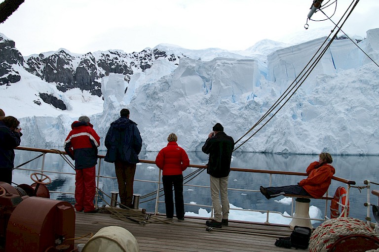 Varen langs een groot gletsjerfront.
