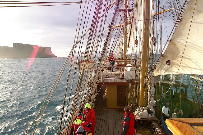 De bark Europa komt aan bij Deception, Antarctica.