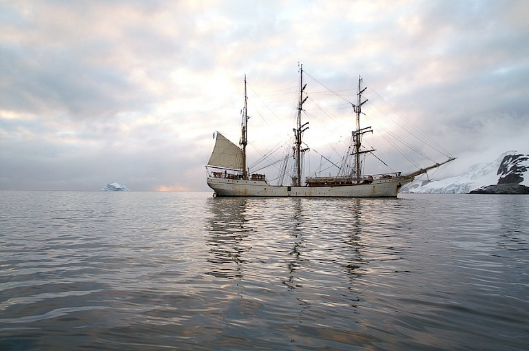 Bark Europa bij Antarctica op een windstille dag.