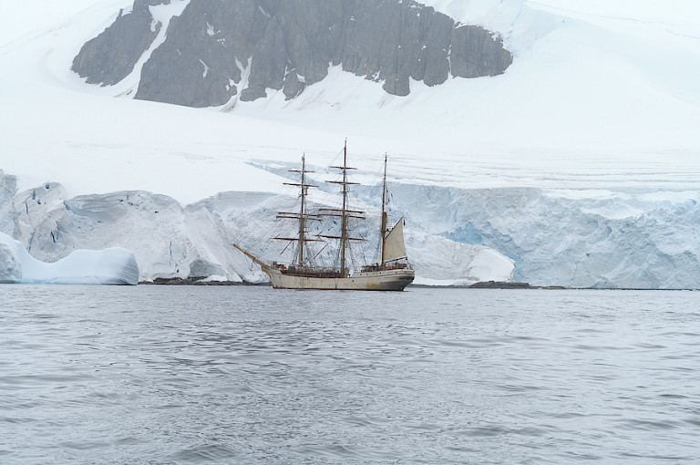 De bark Europa in de baai bij Port Lockroy, Antarctica.