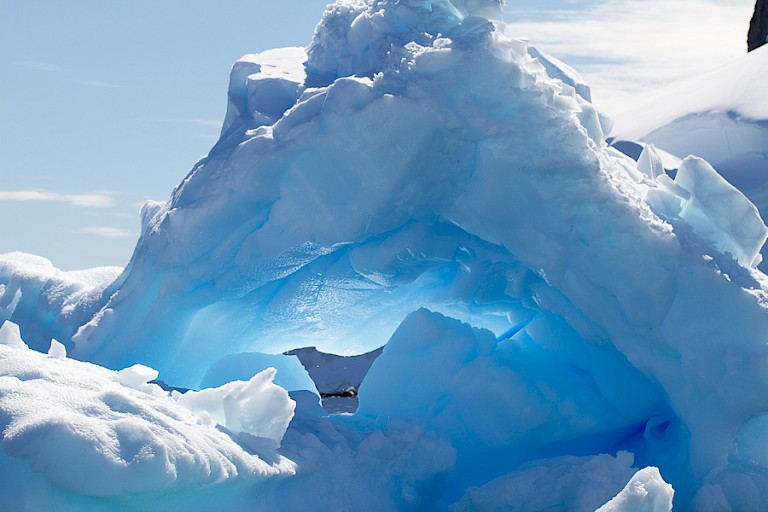 Bij Antarctica verschijnen de eerste grote ijsbergen.