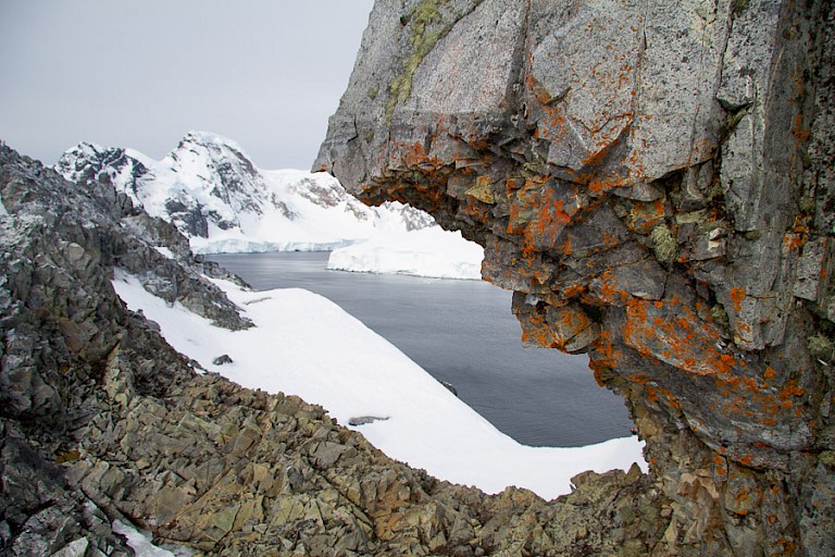 Doorkijkje vanaf de bergrug van het eiland Orne (Antarctisch Schiereiland).
