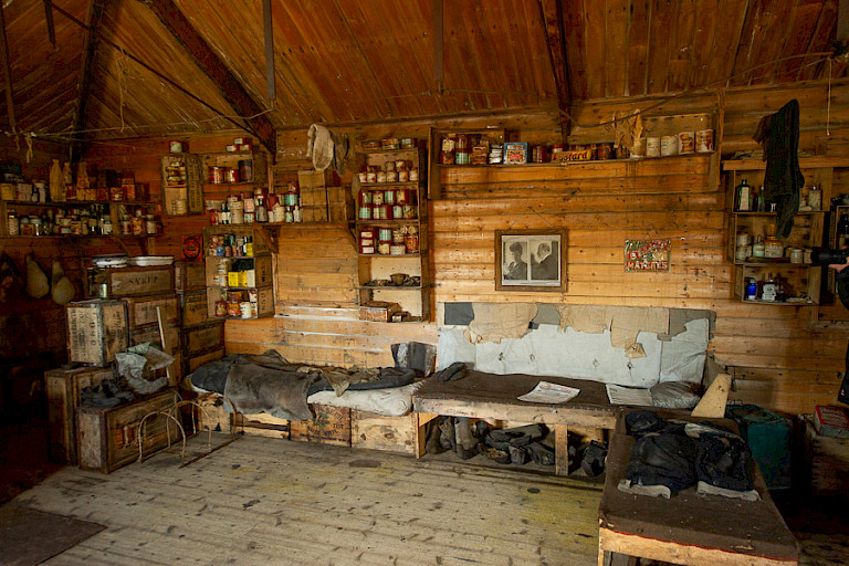 Interieur Shackletons hut, Nimrod Expeditie, Cape Royds, Antarctica. Foto: Fred van Olphen.