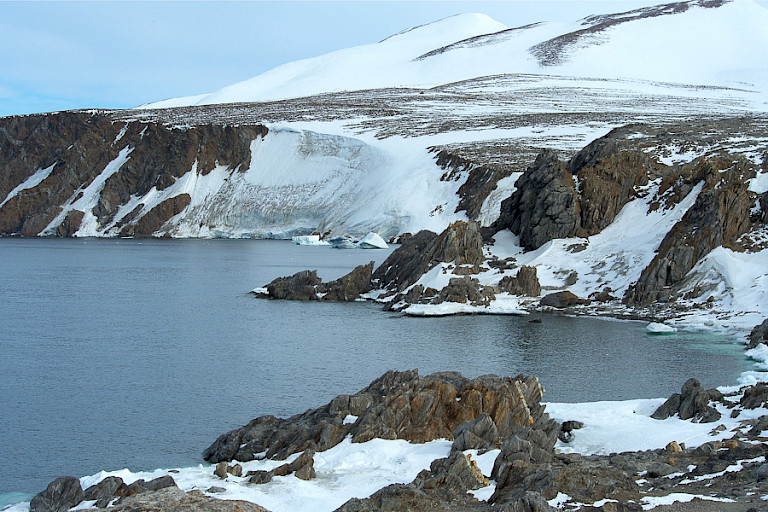 Ruige oevers in de Rosszee Antarctica.