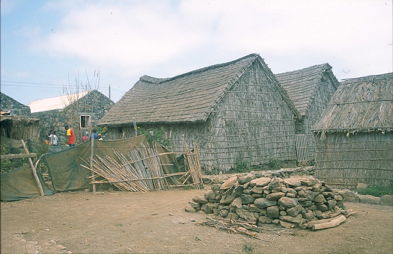Oude traditionele hutten op Kaapverdië.