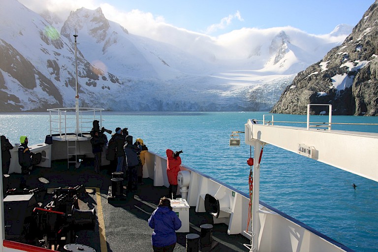 De gletsjer achterin de Drygalskifjord.