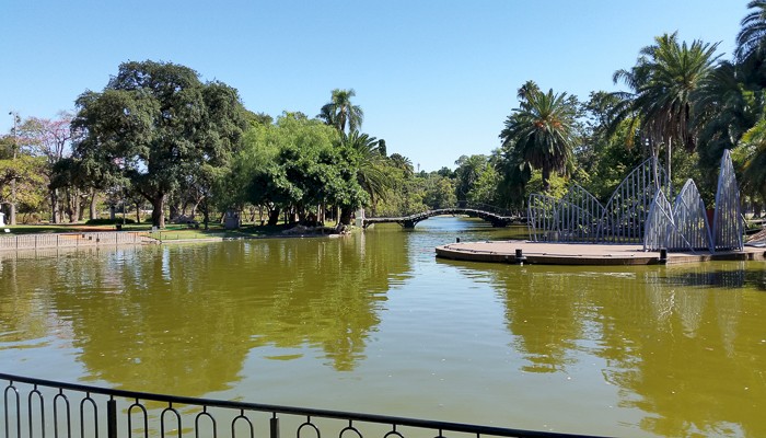 De grote vijver in het park Paseo del Rosedal.