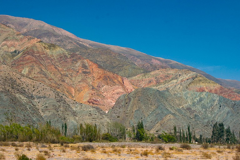 Nabij Purmamarca ligt Cerro de los Siete Colores (de berg met de zeven kleuren).