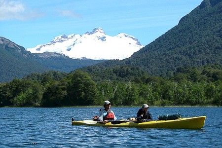 Kajakken op Lago Moreno. Bariloche en het merengebied Argentinië.