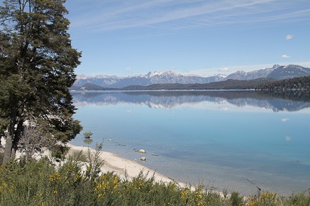 Verstilde meren rond Bariloche. Bariloche en het merengebied Argentinië.