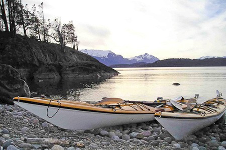 Aan de kant na een dag kajakken. Bariloche en het merengebied Argentinië.