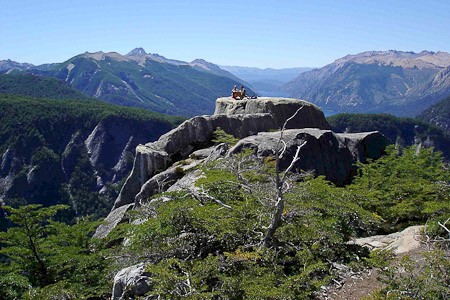 Uitrusten op een hoge top met een wijds uitzicht. Bariloche en het merengebied Argentinië.